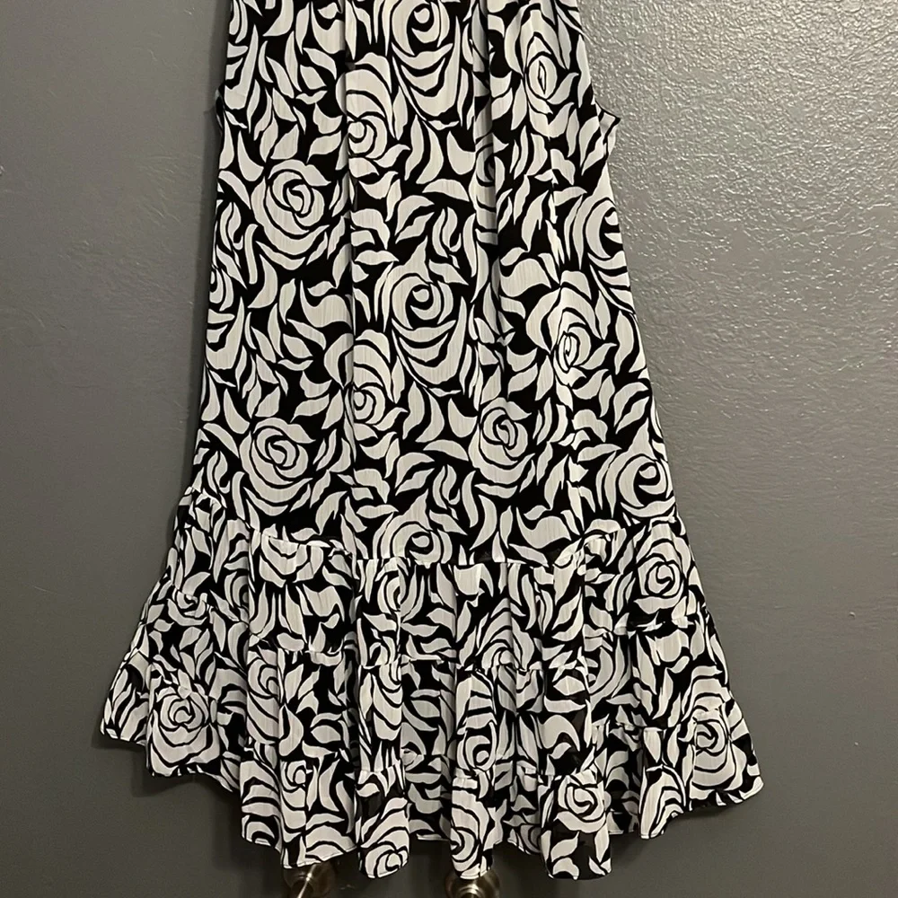 Black and white rose patterned sheath dress. - Picture 2 of 6